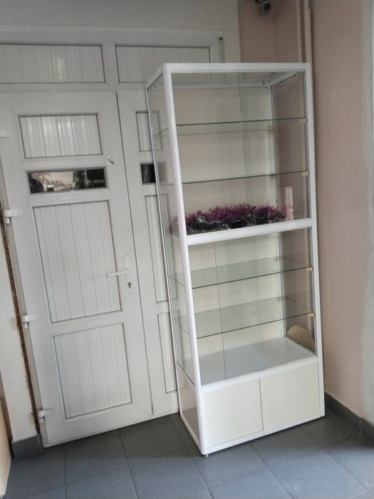 Продаю тринадцать витрин