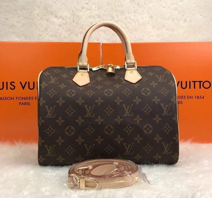 Set Louis Vuitton 3 articole (geanta +esarfa+portofel),France, saculet