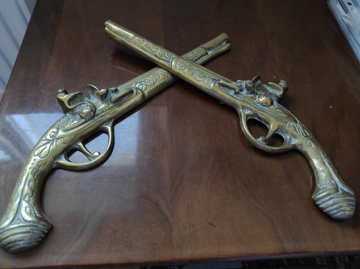 Roti vechi caruta și pistol(flinta,pușcă)