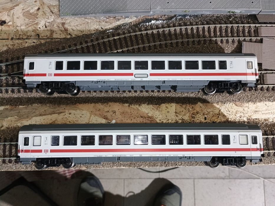 Set vagoane călători iluminate machetă trenuleț electric locomotiva HO