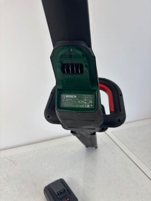 Ferăstrău cu acumulator Bosch UniversalHedgeCut 18V-50, 50 cm