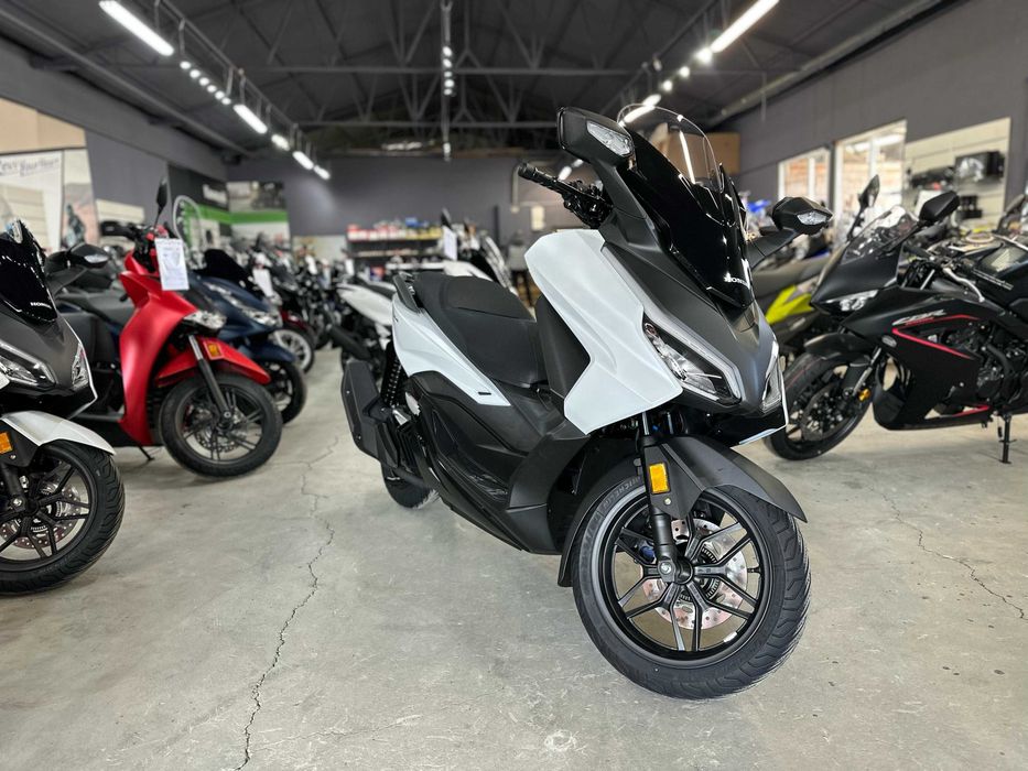Honda Forza 125 MY25 se conduce cu B125- stoc Honda Constanta