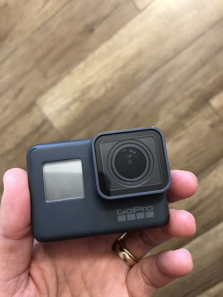 GoPro Hero 5 black + accesorii si 3 baterii suplimentare