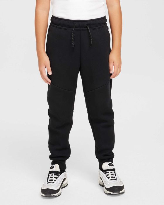 Продавам оригинален nike tech fleece.