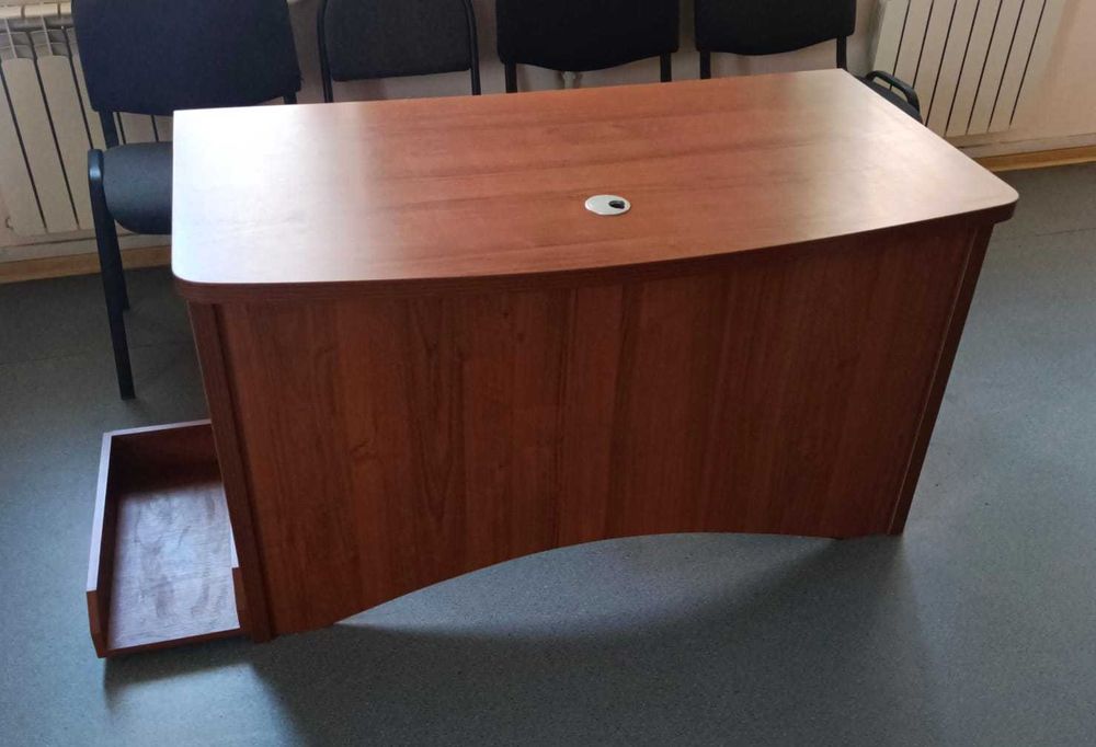 Стол офисный/письменный с подставкой для системного блока