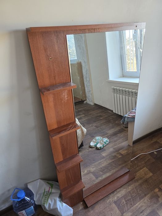 Отдам зеркало с полками