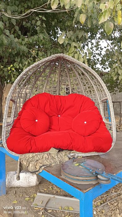 Stol stul osma kachelalar va krovatlar