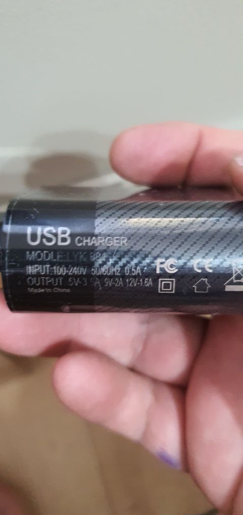 Vând încărcător nou 65w 5xusb +1Usb C