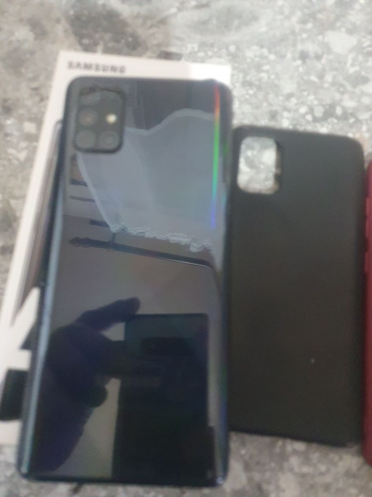 Vând samsug a 71 + 4 husa si cutiei