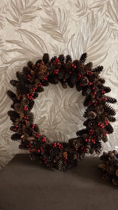 Венки из шишек , жёлудей