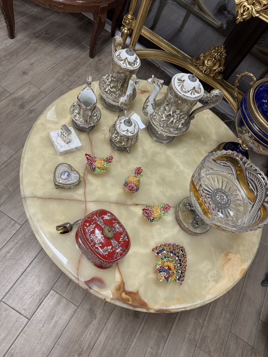 Masa deosebita din bronz cu blat de marmura