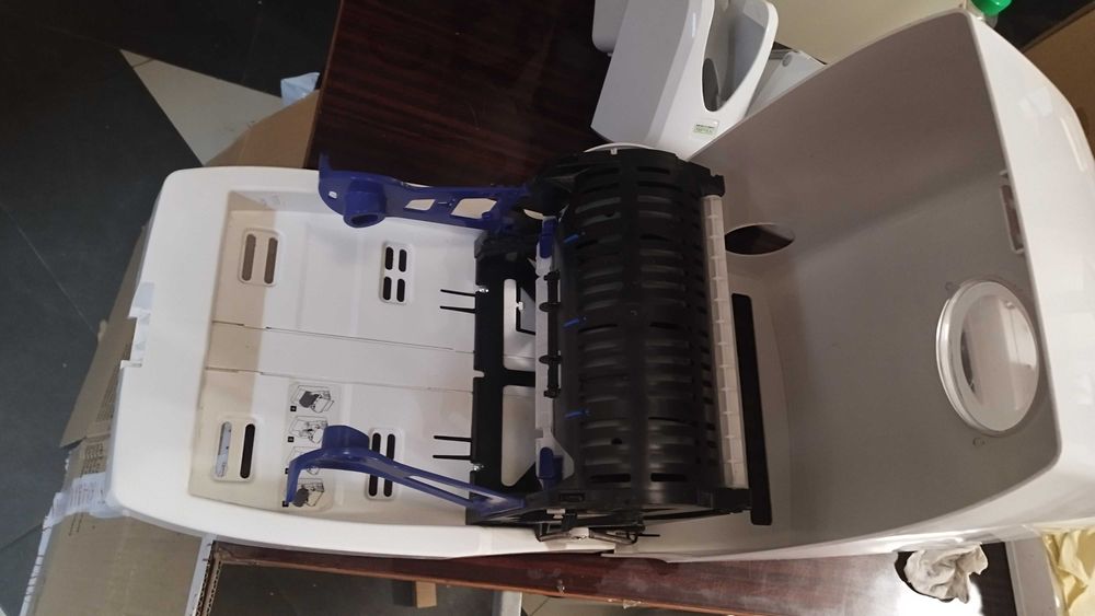 Диспенсъри за течен сапун , тоалетна хартия , кърпи за ръце и кух рола