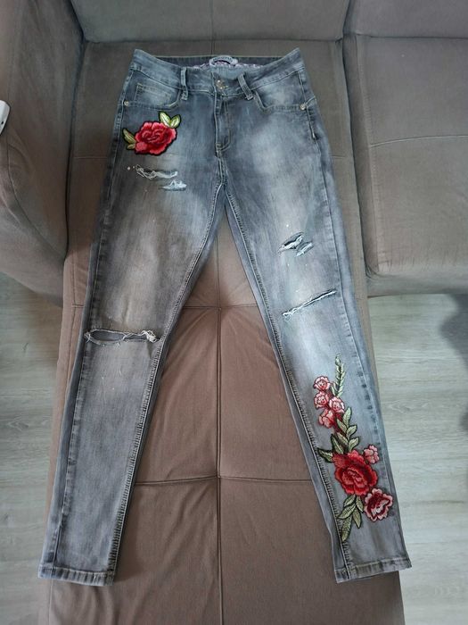 Дамски дънки сиви с цветя