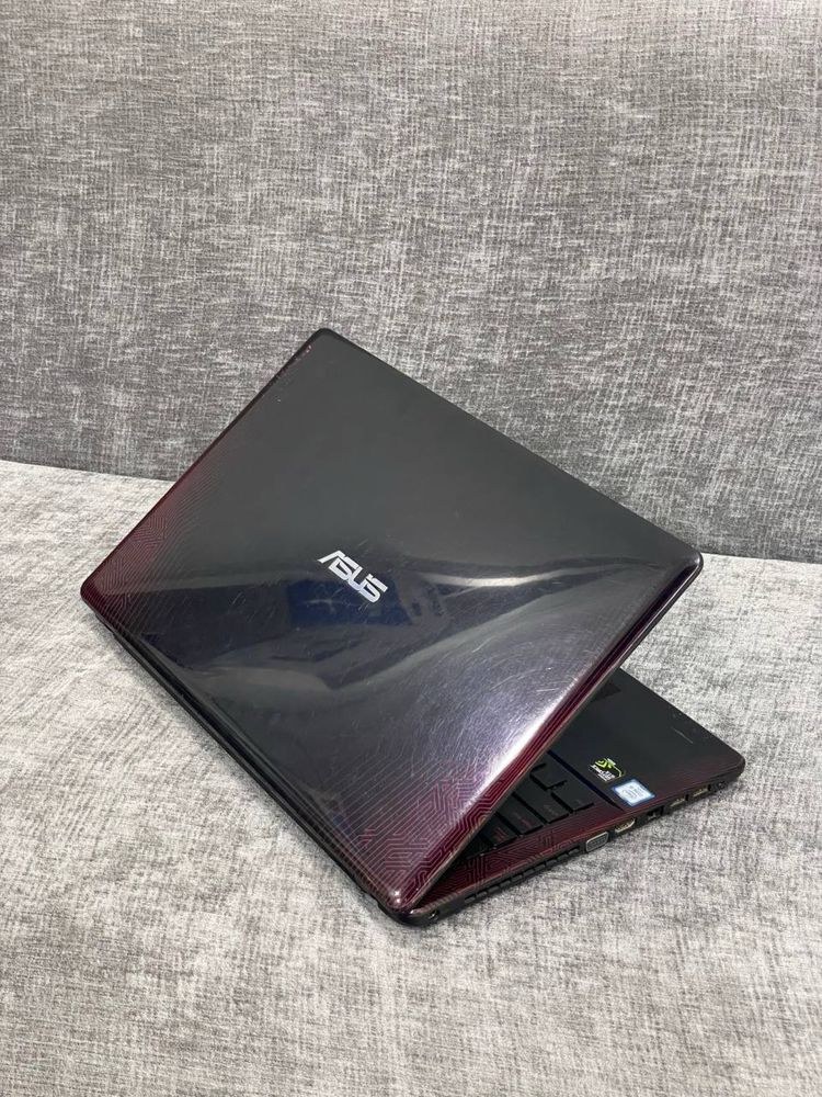 Asus noutbuk.