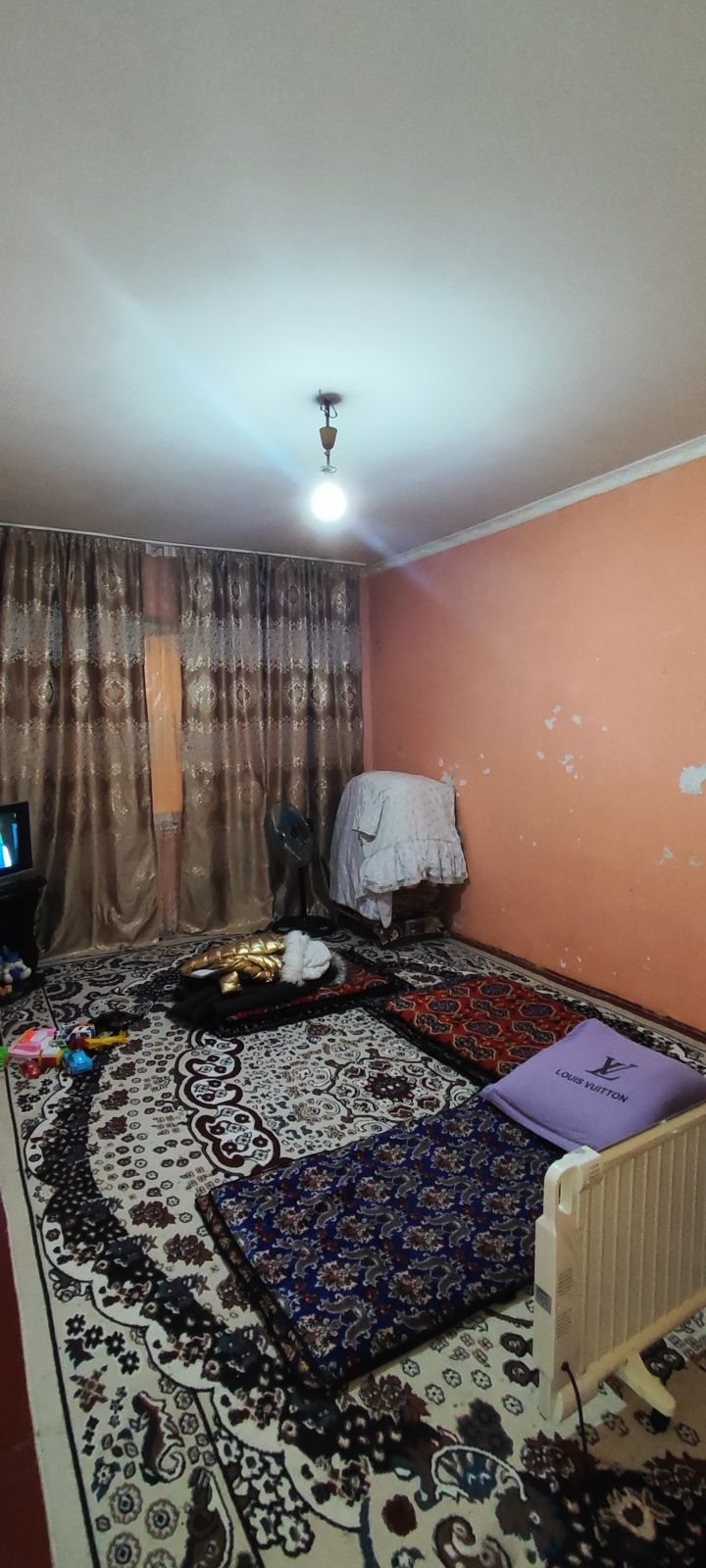 Продаётся 5 комнатная квартира,100 КВ м,В 4 микрорайоне.На 4 этаже.