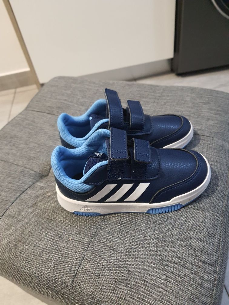 Adidași Adidas băieți - mărimea 26,5 cm, aproape noi

Vând o pereche d