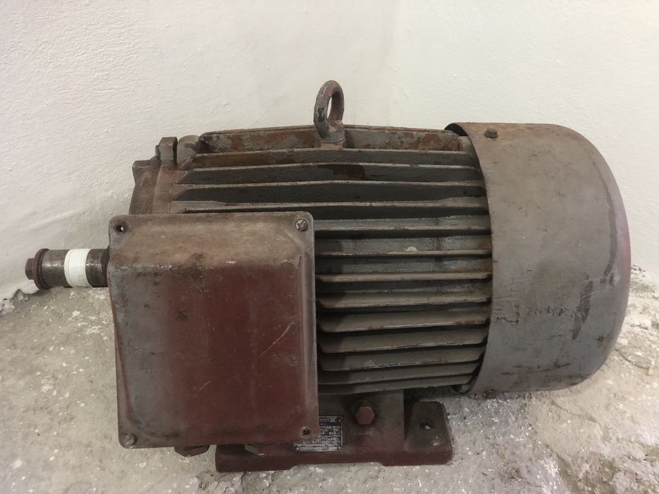 Vând motor trifazat de 13Kw cu două viteze