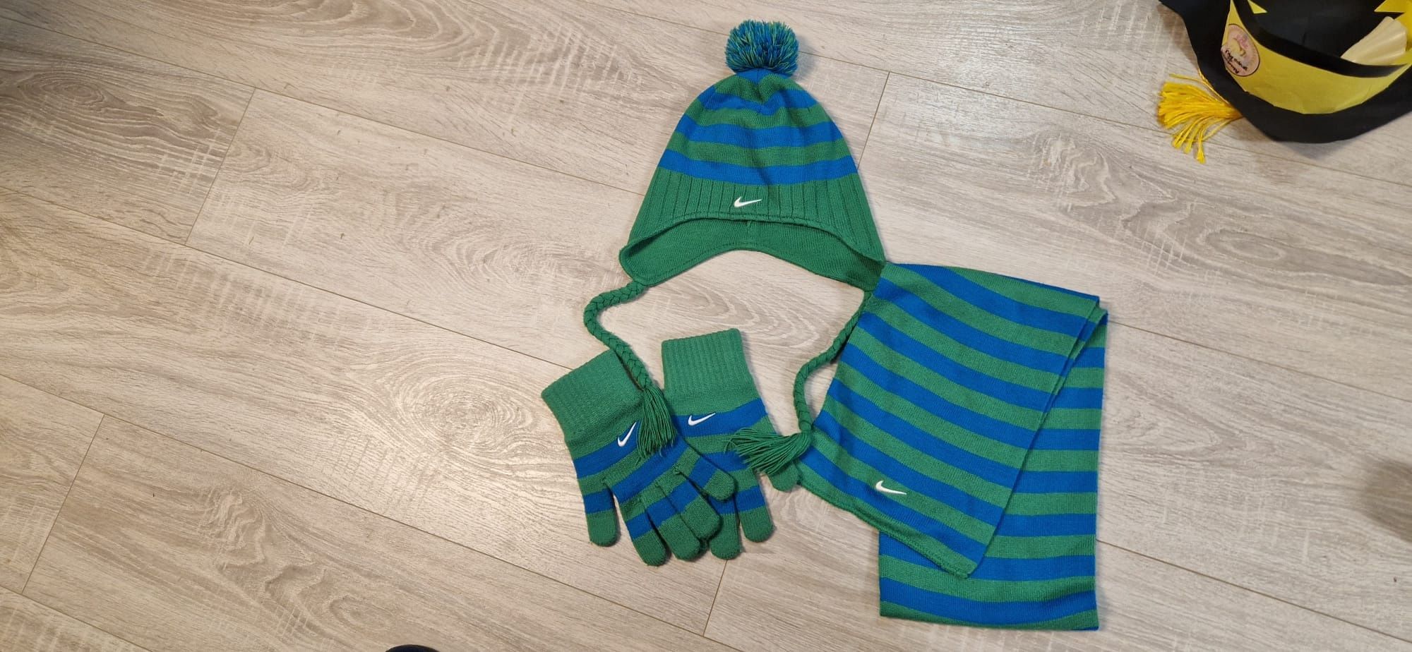Set Nike caciula, manusi și fular M/L