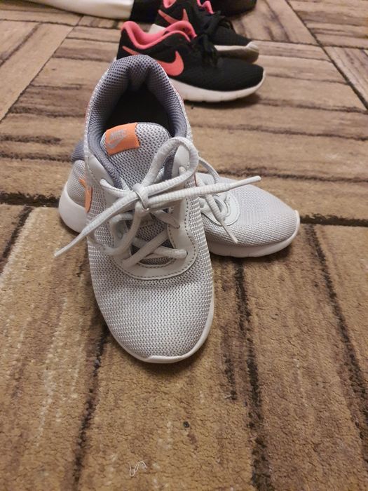 Adidasi nike fetite