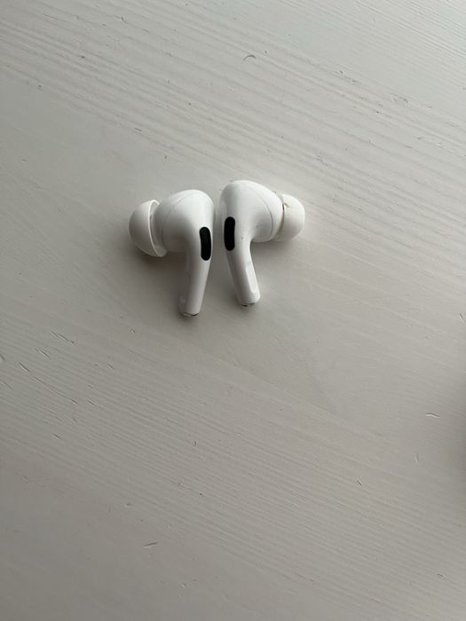 AirPods Pro (MagSafe charging case)