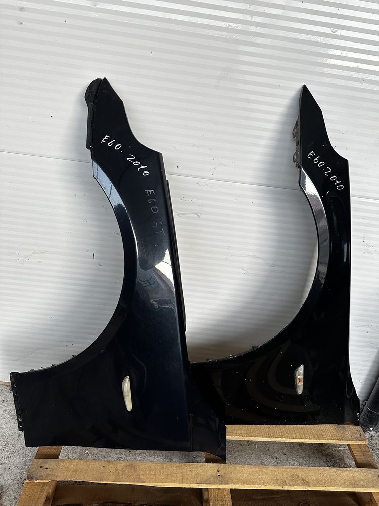 Aripa fata BMW E60 2003 2010 negru 668 si albastru inchis 381
