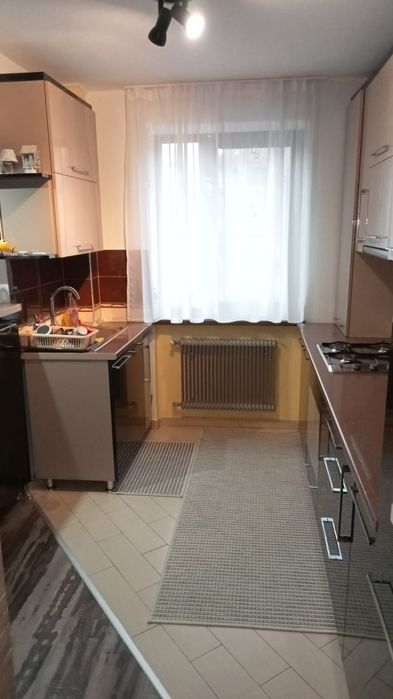 Închiriez apartament cu două camere.