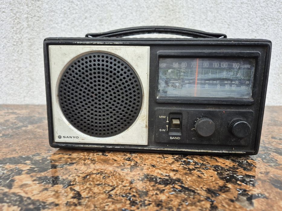 Vând Radio portabil marca Sanyo model cu miner functional