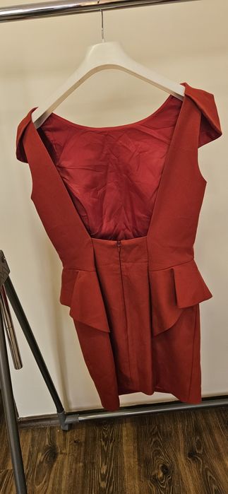 Елегантни празнични рокли в червено