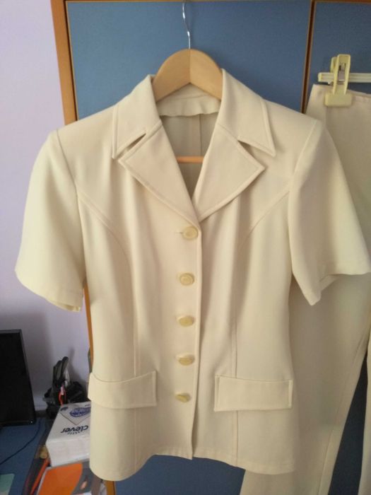 Елегантен дамски костюм 42 размер . Подарък дамски топ