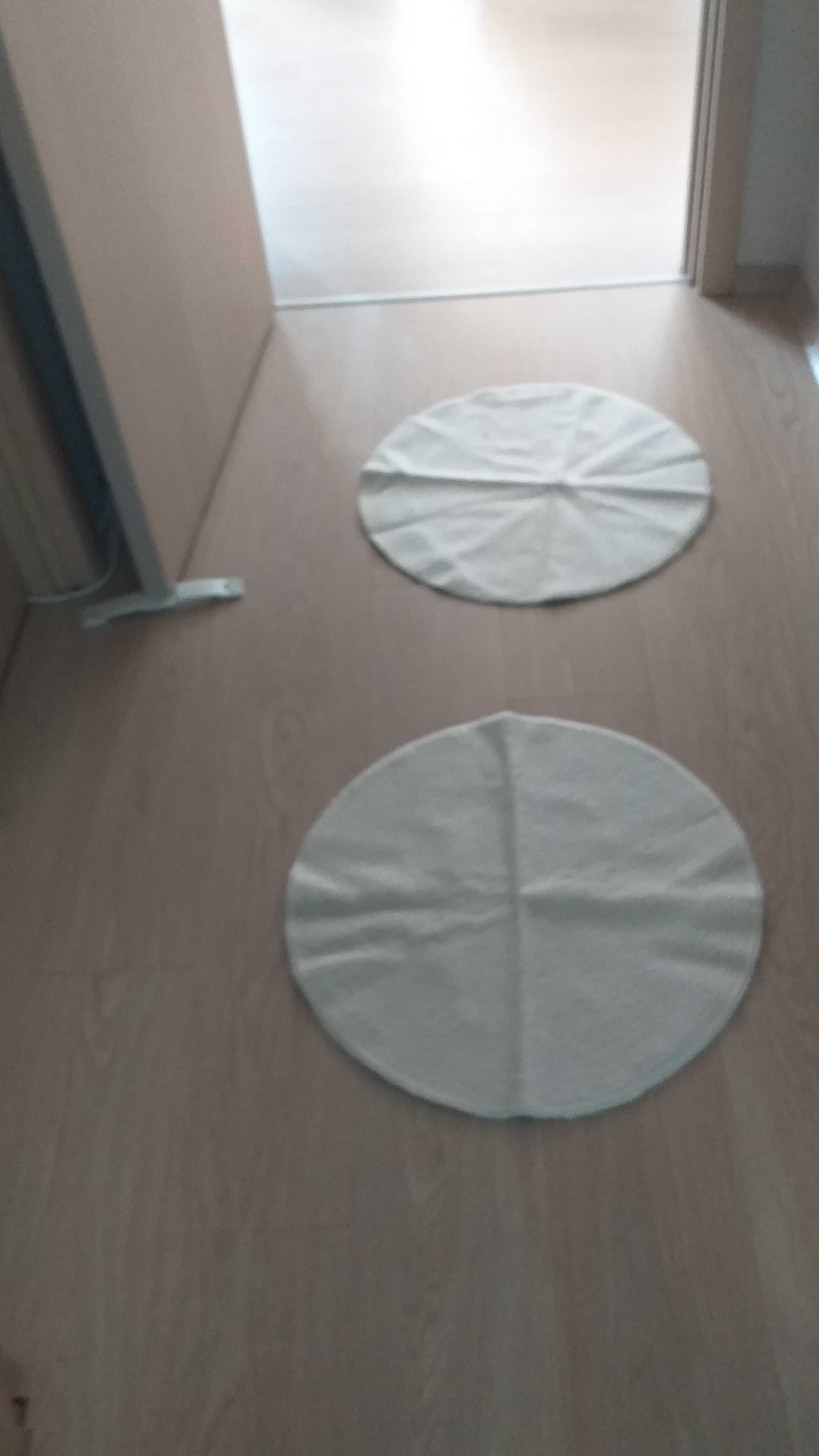 Кръгли килимчета два броя в бяло подплатени за дома-30лв.