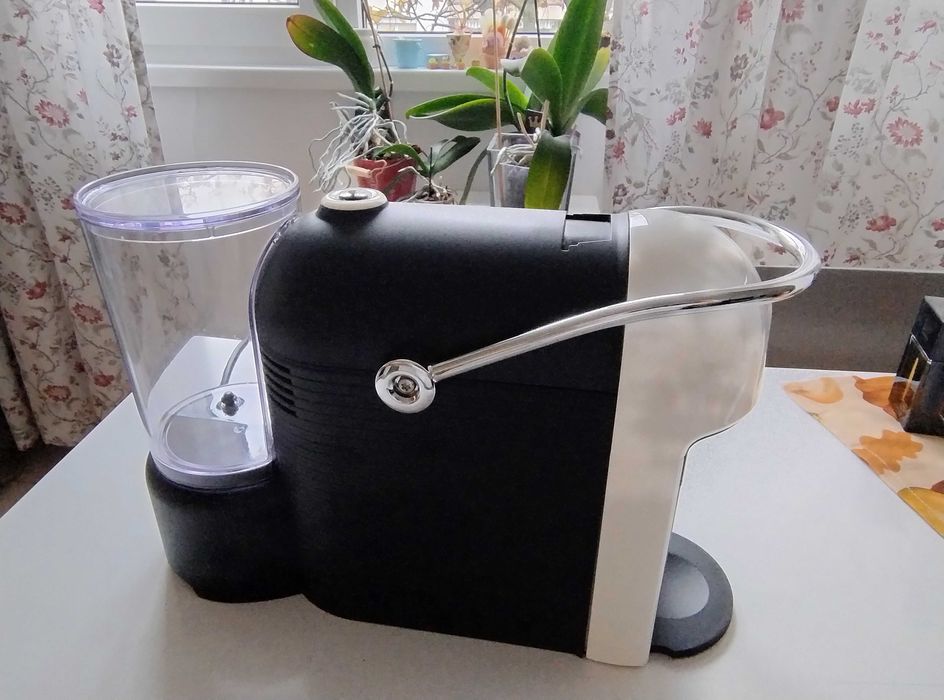 Компактна кафемашина с капсули Lavazza LM JOLIE