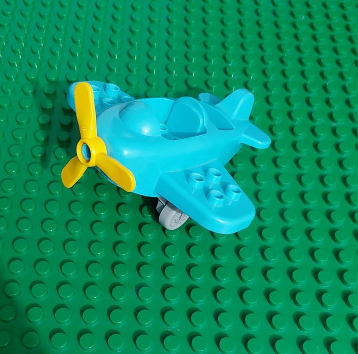 Set trenuleț Lego Duplo cu 2 copii + roată și elicopter