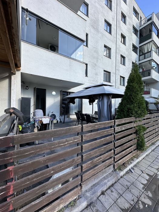 Vand apartament 2 camere cu curte