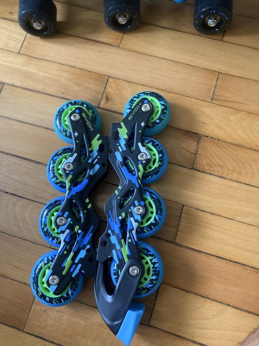 Продавам два чифта ролери за момче