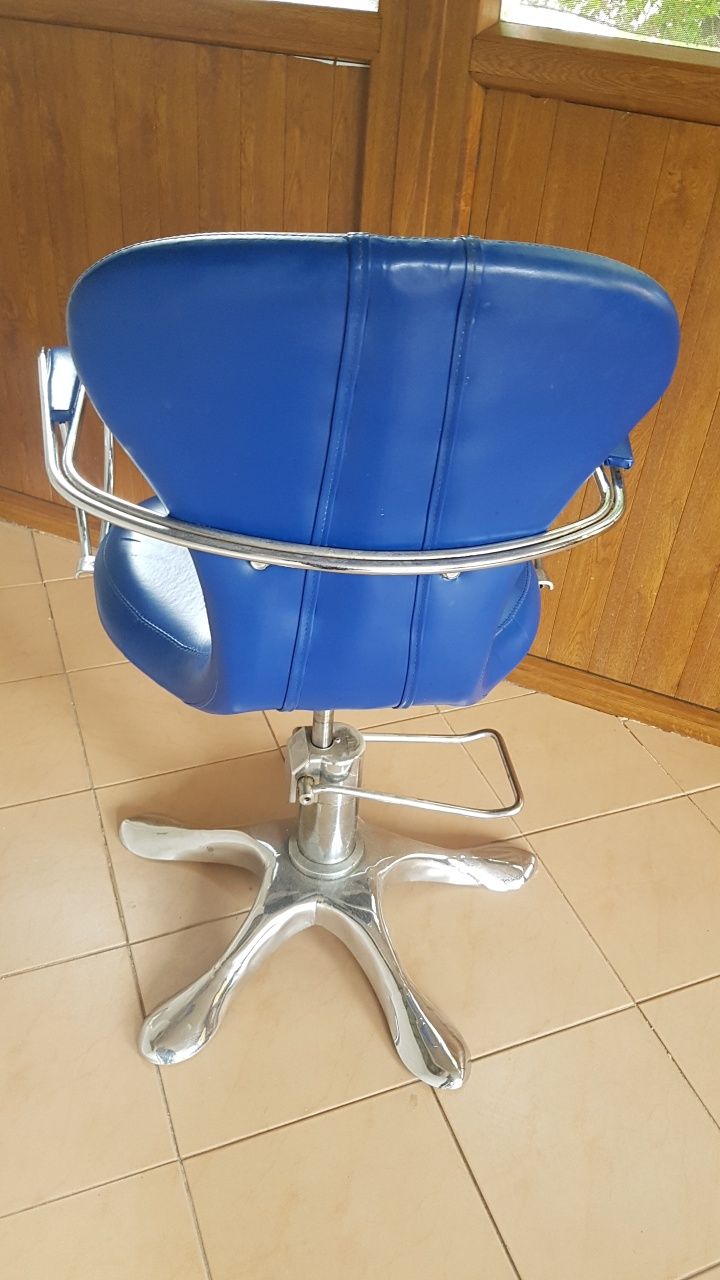 Продается парикмахерское кресло