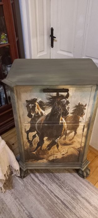 Антикварен шкаф с коне