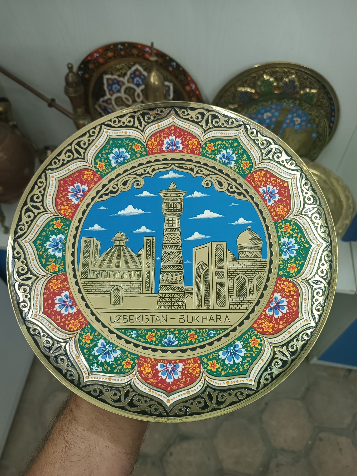 Декоративные чеканные тарелка