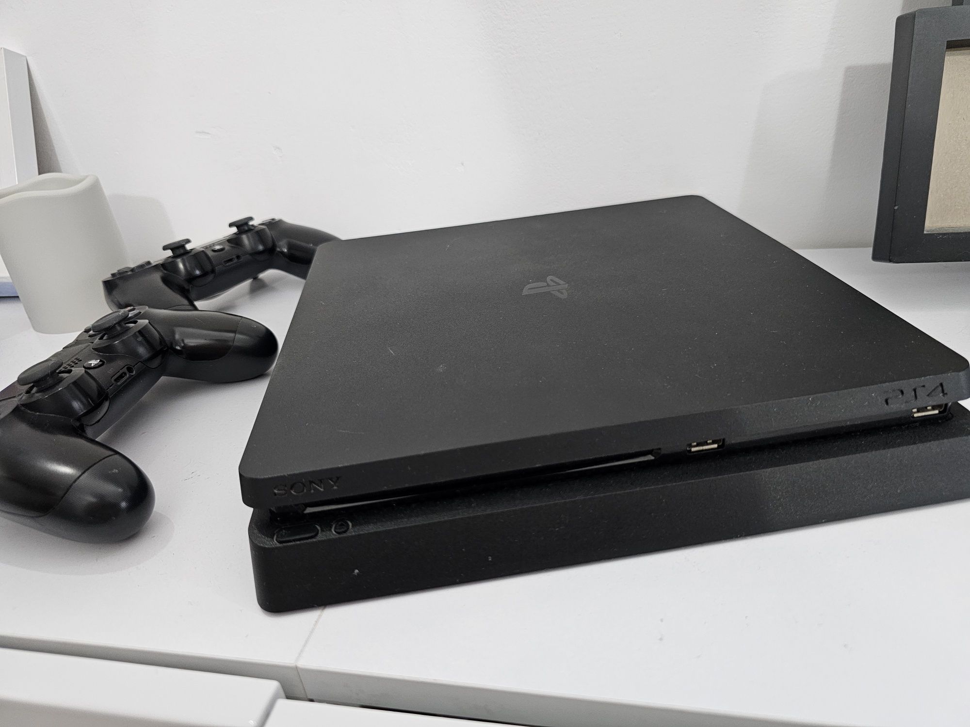 Playstation 4 slim 1TB с 2 контролера