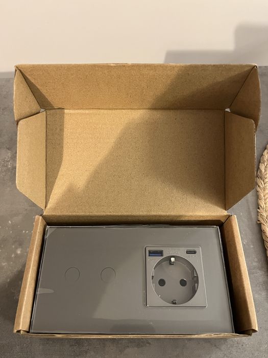 Întrerupător de lumină din sticlă cu priza si slot USB si USB C - nou