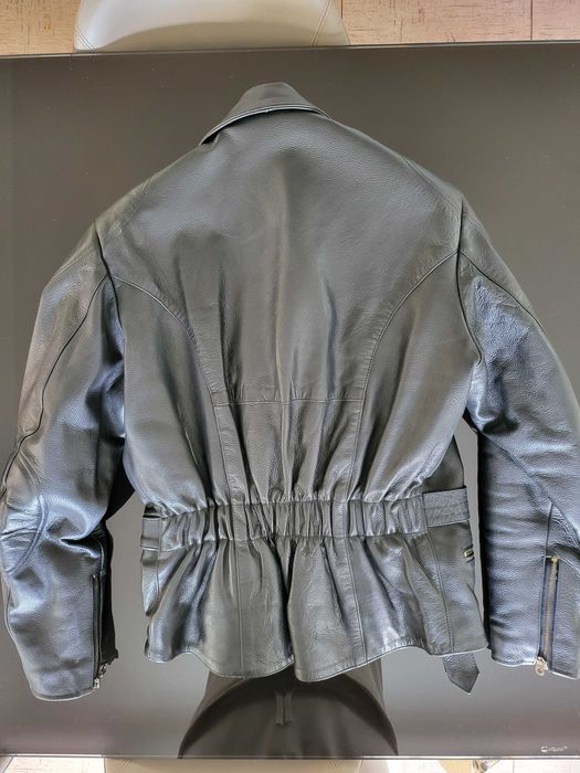 Vand geaca motocicleta/scooter din piele naturala in stare f buna.