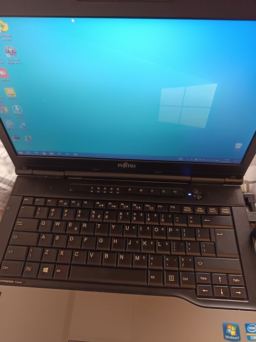 Продавам лаптоп FUJITSU