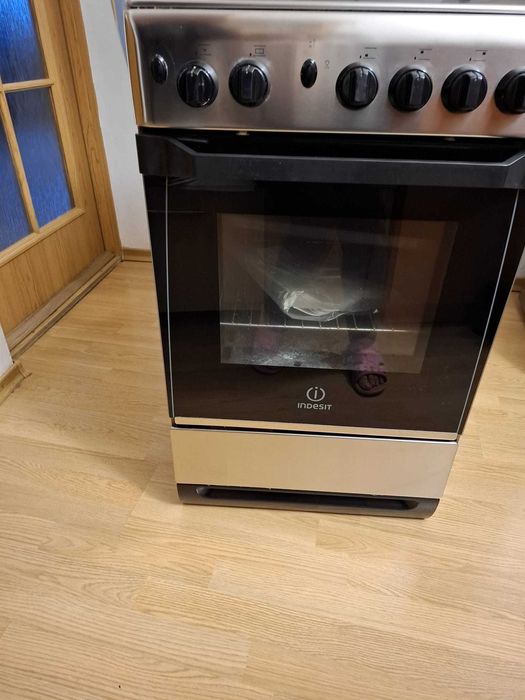 Vand Aragaz cu 4 ochiuri Indesit