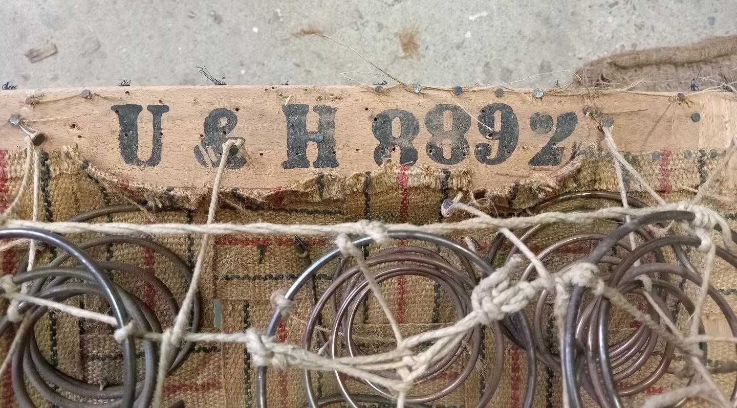 Fotoliu vechi din lemn stantat U&H 8892 reconditionat