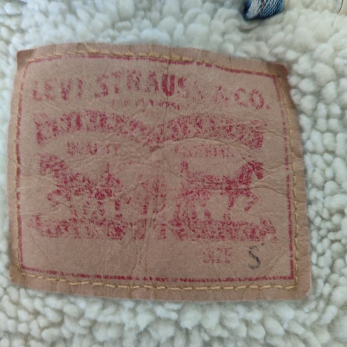 Женская джинсовая куртка с мехом