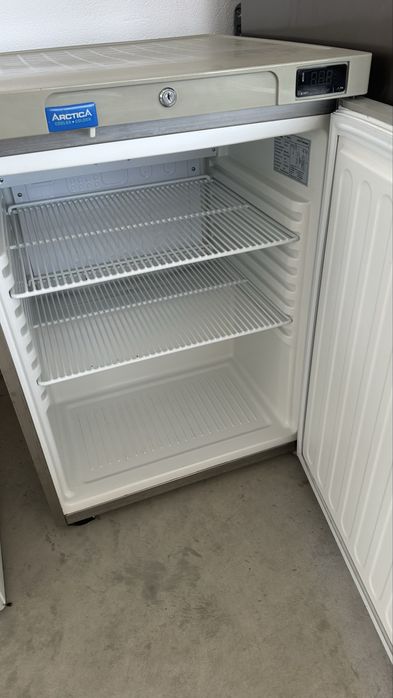 Хладилник-подбаров