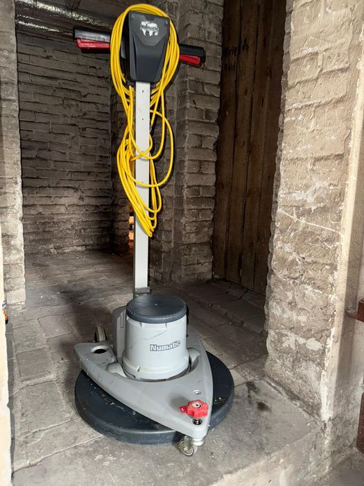 Mașină de lustruit pardoseli mari și mici – model premium Numatic