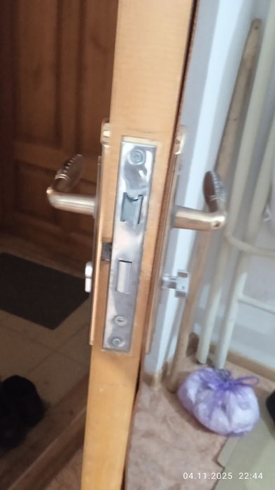 Продам входную деревянную дверь