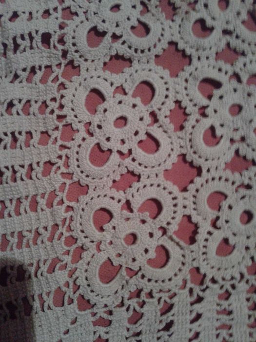 Две плетени дантелени покривки и плетен шал с бонус: куки за плетене.