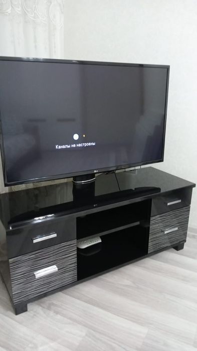 Продам телевизор с тумбочкой