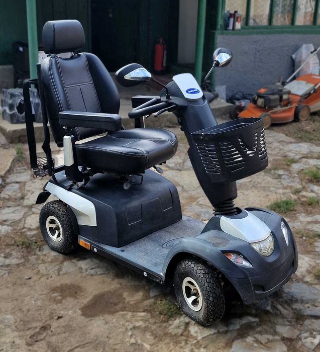 Vând carucior / scuter electric INVACARE COMET PRO
